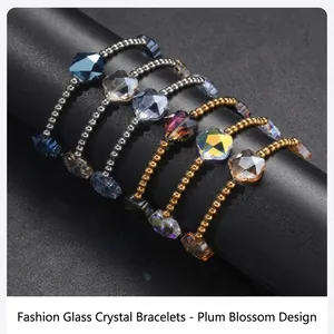 Dettaglio di perle a stella in cristallo sfaccettato su bracciali elastici colorati