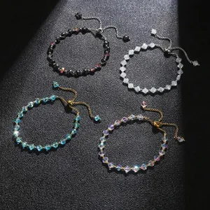 Vista macro dettagliata che mostra quattro braccialetti di perle di cristallo in acciaio
