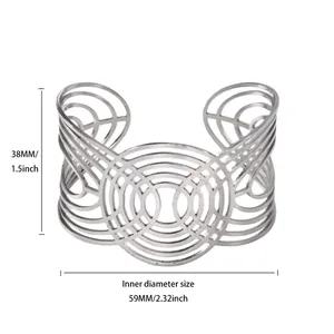 Vue macro détaillée du bracelet jonc géométrique argenté avec ses dimensions exactes