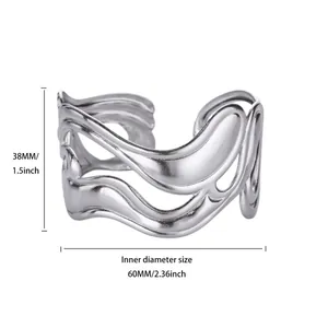 Bracelet jonc ouvert large en acier inoxydable avec design ajouré et dimensions.