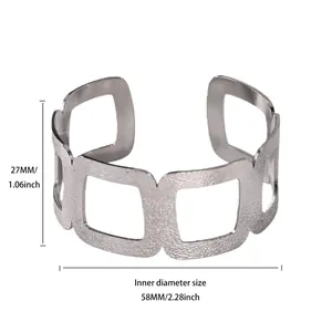 Vue détaillée d'un bracelet manchette large en acier inoxydable avec découpes géométriques