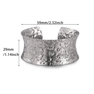 Vue détaillée des dimensions d'un large bracelet manchette en acier inoxydable texturé