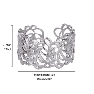 Vue détaillée d'un bracelet ajouré en acier inoxydable avec dimensions 31mm sur 56mm