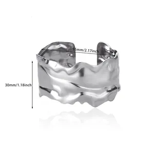 Vue détaillée d'un large bracelet manchette en acier inoxydable avec mesure de 30mm
