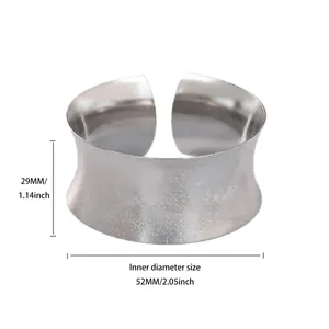 Vue détaillée des dimensions du bracelet manchette texturé en acier inoxydable de 29 mm
