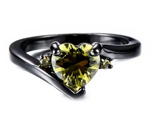 Exquisites Makro-Detail eines schwarzen Rings mit einem herzförmigen gelbgrünen Zirkon