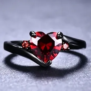 Eleganter herzförmiger Ring mit rotem Zirkonia und schwarz beschichtetem Band für Damen