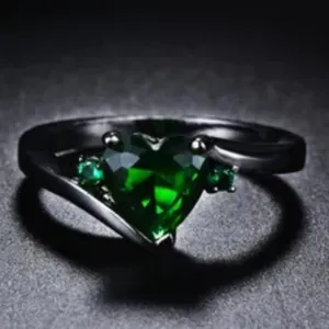 Eleganter schwarz beschichteter Herzring mit grünen Zirkonia-Steinen für Damen