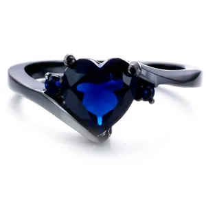 Eleganter schwarz plattierter Ring mit einem herzförmigen blauen Zirkon-Zentralstein und Akzenten