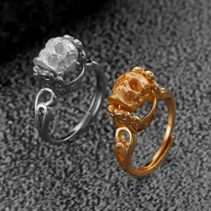 Gedetailleerde weergave van gotische schedelringen in goud en zilver voor Halloween