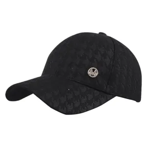 Modieuze zwarte kanten baseballpet met decoratief logo-embleem van strass-letter M erop