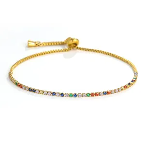 Detailweergave van een verfijnde gouden tennisarmband met kleurrijke zirkoniasteentjes