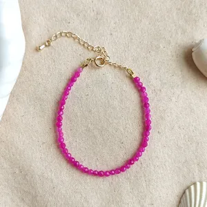 Bracelet fait main en pierres naturelles fuchsia avec une chaîne dorée réglable