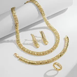 Gedetailleerd overzicht van elegante gouden sieradenset met pavékristallen en ontwerp.