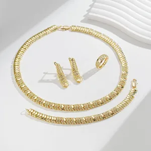 Gedetailleerde weergave van een elegante goudkleurige chevron sieradenset met pavékristallen