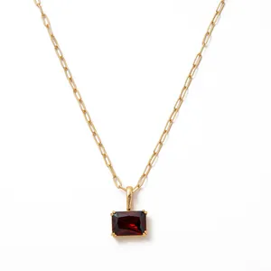 Collana a catena a graffetta placcata oro con ciondolo rettangolare pietra portafortuna rossa