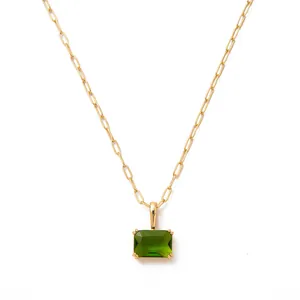Collana a graffetta dorata con un ciondolo rettangolare in pietra preziosa verde smeraldo.