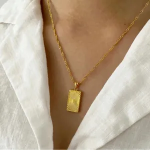 18K vergoldete Halskette mit rechteckigem Sonnenstrahl-Anhänger an einer Edelstahlkette