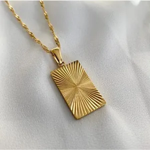 Elegante Halskette mit rechteckigem Sonnenstrahl-Anhänger aus 18 Karat vergoldetem Stahl.