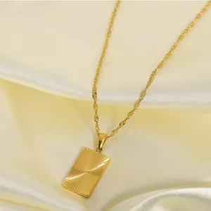 Elegante 18K vergoldete Edelstahlkette mit rechteckigem Sonnenstrahl-Anhänger für Damen