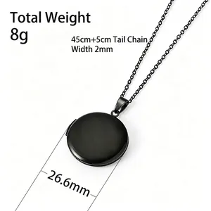Vue macro détaillée du collier avec médaillon circulaire noir en acier inox de 26,6 mm