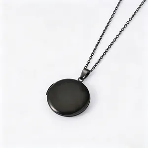 Collier médaillon rond en acier inoxydable noir mat pour photos avec chaîne.