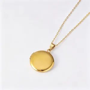 Vue détaillée d'un collier avec médaillon rond doré poli miroir en acier inoxydable.