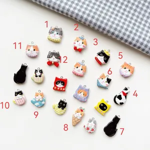 Detaillierte Ansicht bunter Cartoon-Katzenanhänger für individuellen DIY-Schmuck
