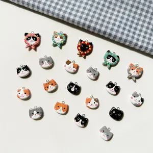 Detailansicht verschiedener bunter Katzenkopf-Anhänger für kreativen DIY-Schmuck.
