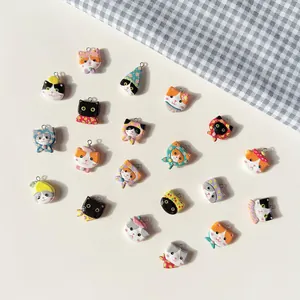 Detailansicht verschiedener bunter, handbemalter Katzenanhänger für DIY-Schmuckherstellung.