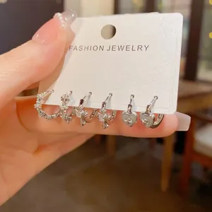 Minimalistische zilveren oorringen in Koreaanse stijl met hart- en kruishangers