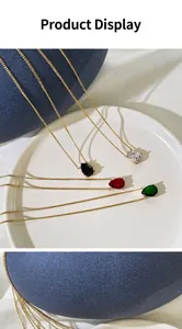Detailansicht von vier eleganten Tropfen-Zirkonia-Halsketten mit Goldketten in mehreren Farben