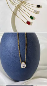 Detailansicht der 18K Gold-Halskette mit Tropfen-Zirkonia auf weißem Grund