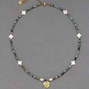 Elegante collar de piedras naturales con cruces blancas y un colgante de sol dorado.
