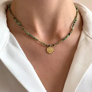 Elegante collar con piedras naturales mixtas y colgante de sol en oro martillado para mujer