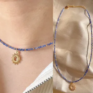 Collar de cuentas de piedra natural azul con colgante de sol vintage