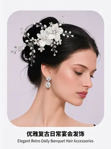Vue détaillée d'un peigne à cheveux de mariée avec fleurs blanches et perles