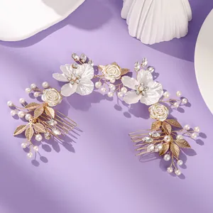 Peigne à cheveux floral de mariée élégant avec fleurs en nacre et perles sur fond violet