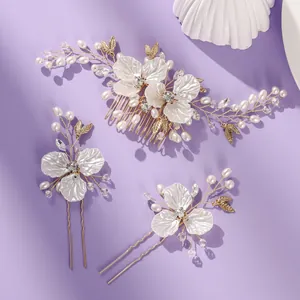 Parure d'accessoires cheveux mariée avec fleurs en perles et détails de feuilles