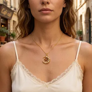 Elegante collar de luna y estrella dorada con piedra ámbar en modelo con top de encaje