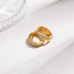 Primo piano di anelli in rame placcati oro 18K con eleganti strati di zirconi.