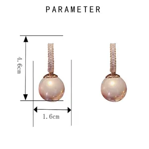 Vue détaillée de la taille des élégantes boucles d'oreilles perles et zircon de 4,6 cm