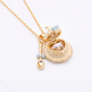 Collar de taza de té que se abre chapado en oro 18k con dijes de delfín y cuchara