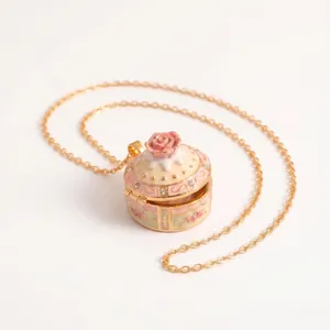 Süße goldene Cupcake-Medaillon-Halskette mit rosa Rose und floralen Details