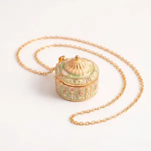 Exquisite Medaillon-Halskette im Vintage-Stil mit feinen Emaille-Blumenmustern