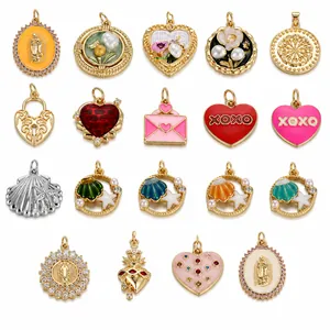 Varietà di ciondoli colorati a cuore e conchiglia per accessori gioielli fai-da-te
