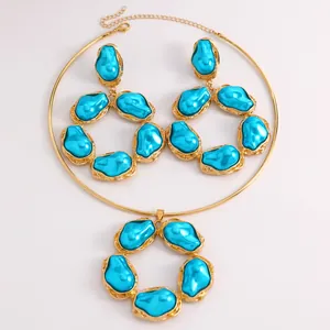 Detailansicht eines barocken Schmucksets mit blauen Perlen, Halskette und Ohrringen