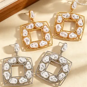 Elegante geometrische quadratische Ohrringe mit Barockperlen in Gold- und Silber