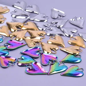 Ciondoli a forma di cuore in acciaio inossidabile color oro, argento e arcobaleno.