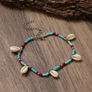Bracelet bohème en perles turquoise et rouge avec breloques coquillages naturels